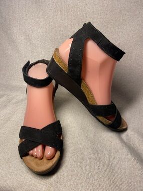 Naot Black Cross-Strap Wedge Sandals Size 39, L8
